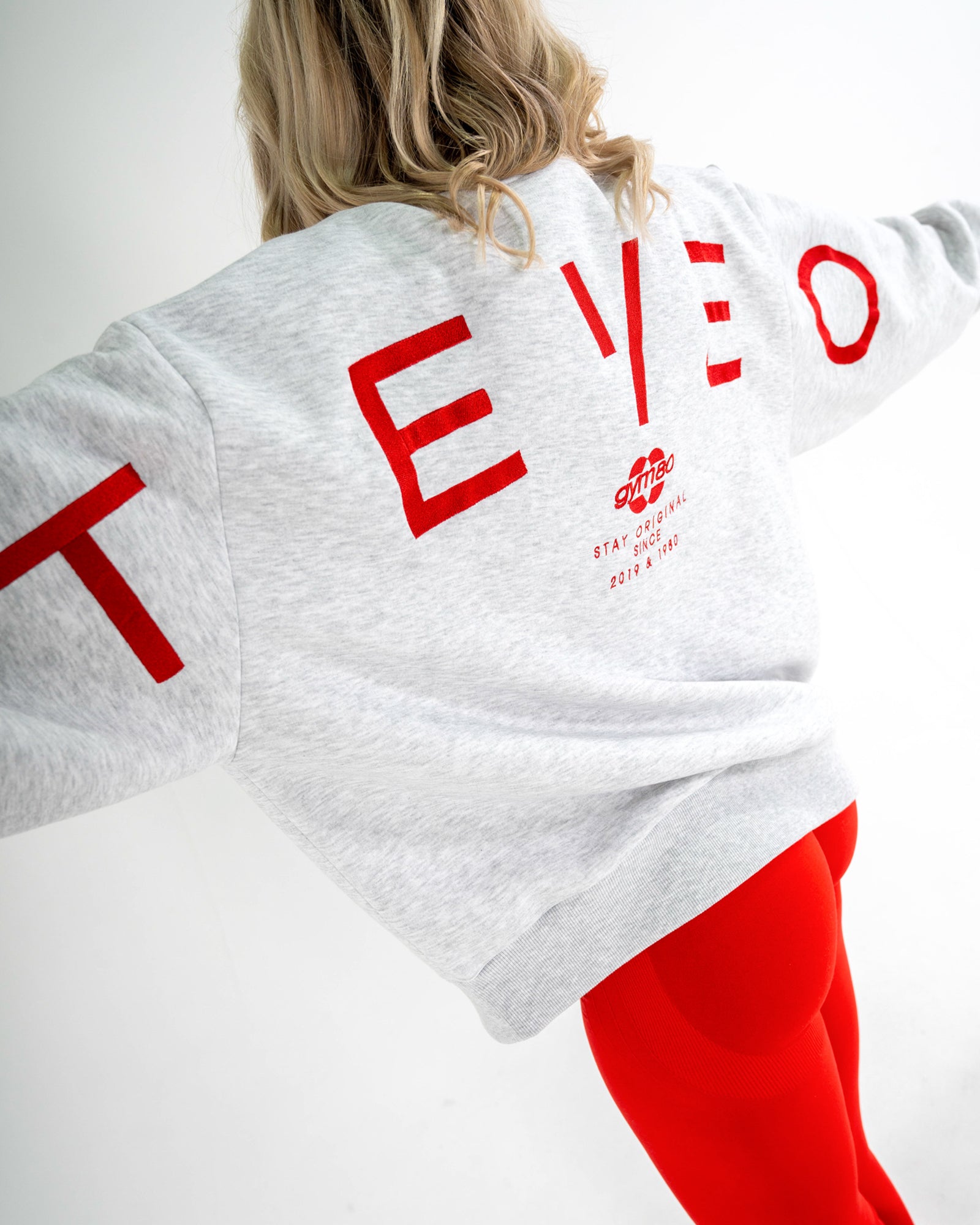 SIGNATURE OVERSIZED SWEATER - LIGHT GREY/RED