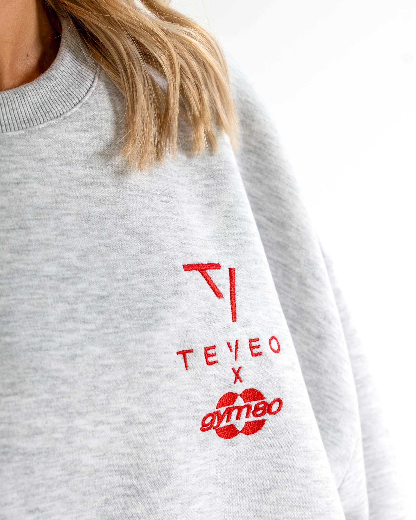 SIGNATURE OVERSIZED SWEATER - LIGHT GREY/RED