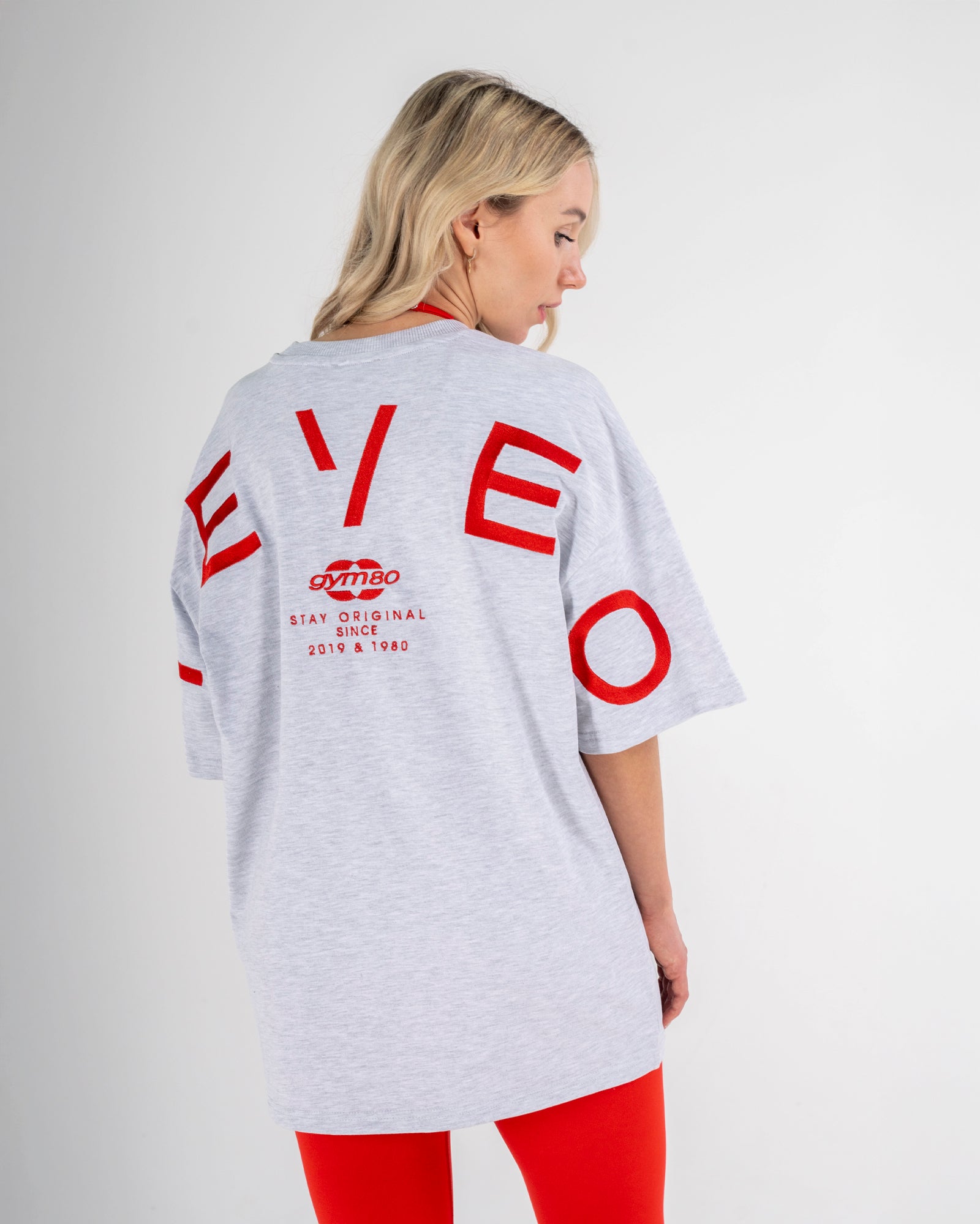 SIGNATURE OVERSIZED T-SHIRT - LIGHT GREY/RED