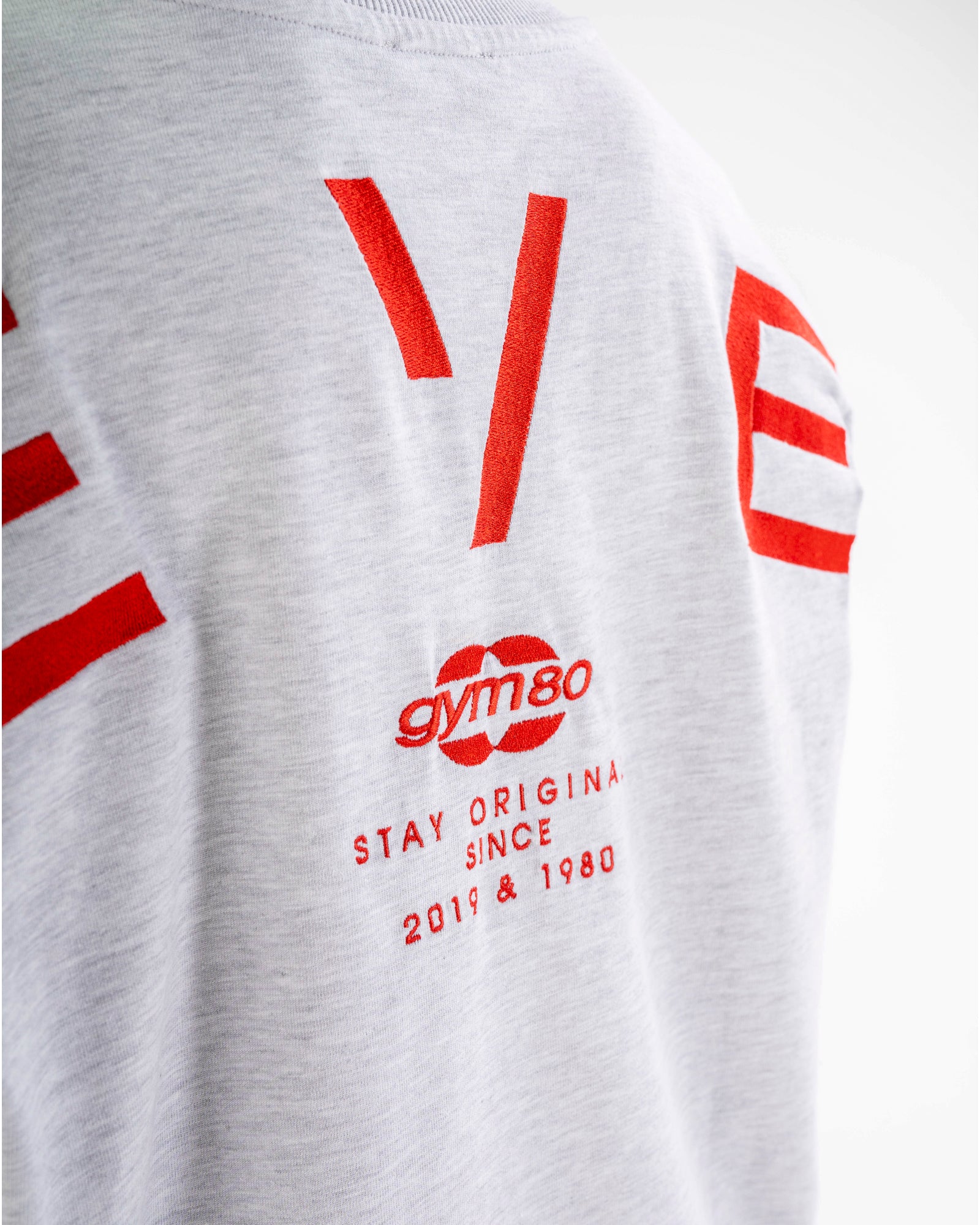 SIGNATURE OVERSIZED T-SHIRT - LIGHT GREY/RED