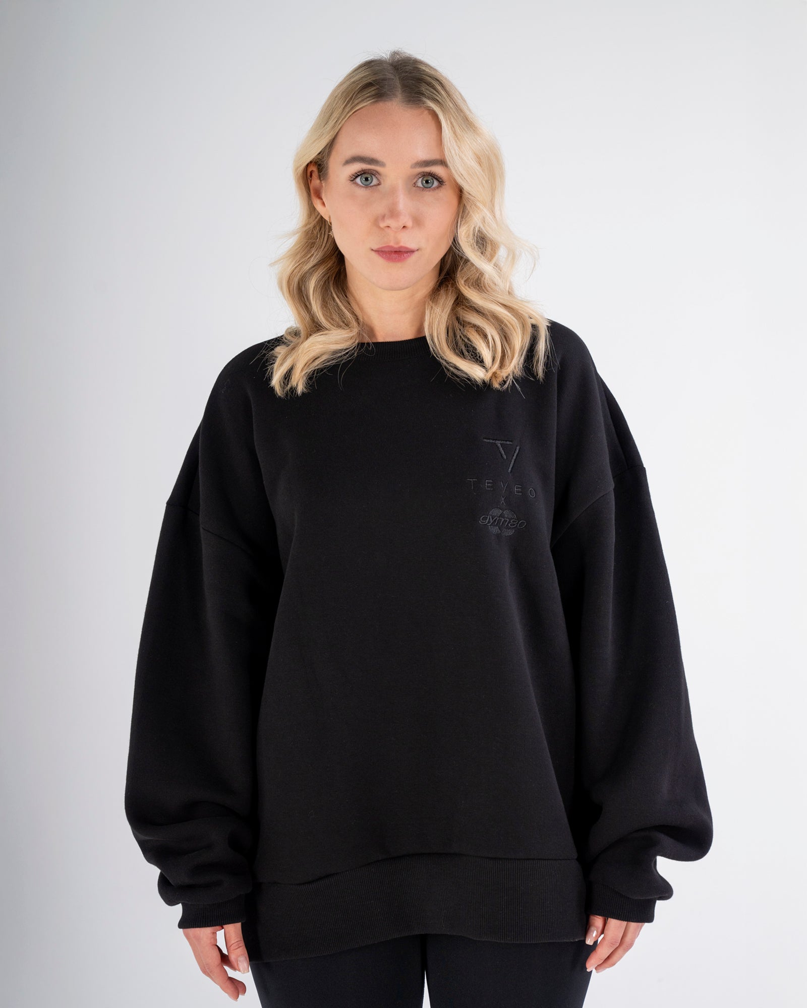 SIGNATURE OVERSIZED SWEATER - BLACK