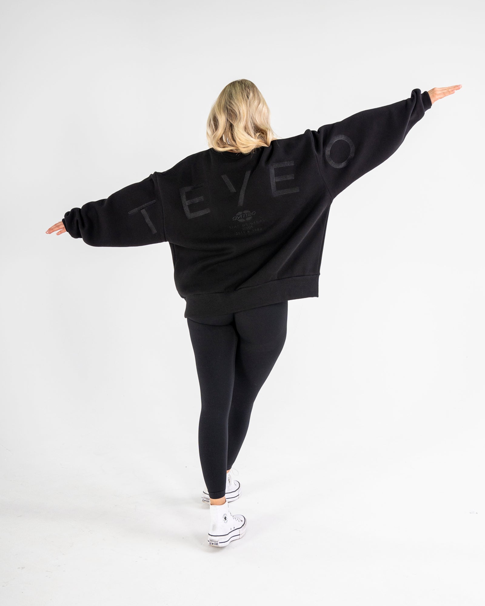 SIGNATURE OVERSIZED SWEATER - BLACK